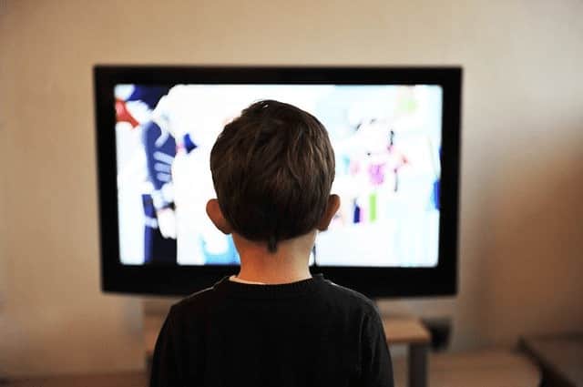 Image d'un enfant devant la télévision