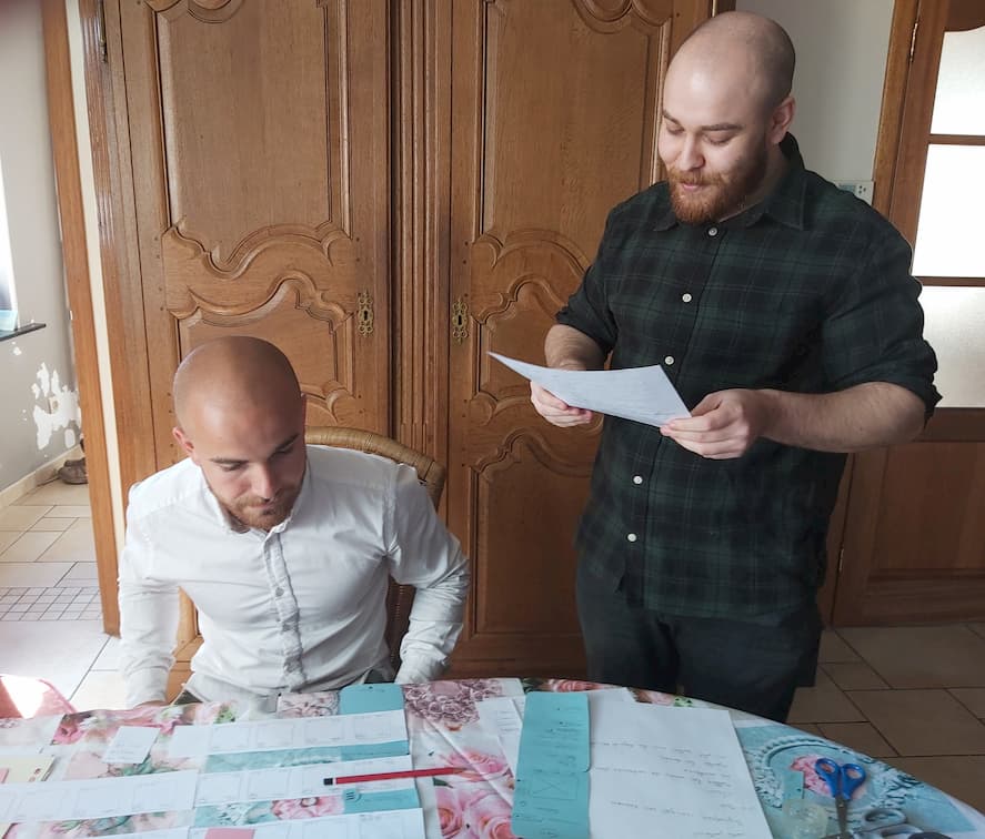 Photos de Raffaele Stasi entrain de faire tester un des scénarios du prototype papier