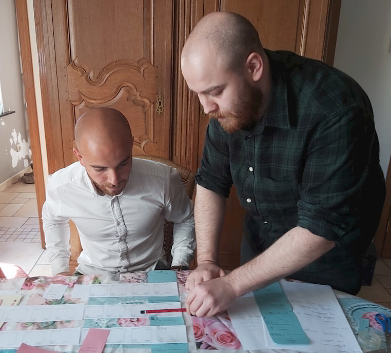 Photos de Raffaele Stasi entrain de faire tester un des scénarios du prototype papier