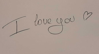 écriture manuscrite de la phrase “I love you” suivie d’un petit cœur